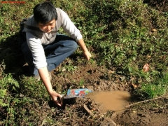 李裕荣在采集水资源的样本。
