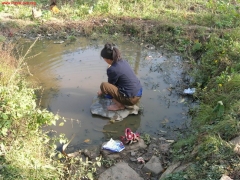 这样浑浊的水不知道是否能洗干净她的衣服和鞋子。