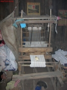 这是苗族女妇女们的工作台--苗族传统的织布机。