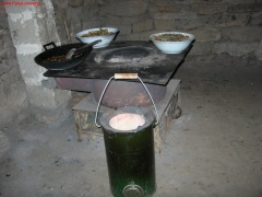 村里唯一的煤火和烧蜂窝煤的炉子，这是老师家专门给学生们准备的，煤火里也是烧柴。