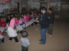 李裕荣和村民们一起参加他们的活动。