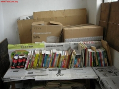 杜可名和山谷捐赠给三锅庄丁力希望小学的新图书，共97册。