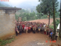 李裕荣和同事去玉角小学给学生们修水池，孩子们都静静地围在一旁看。