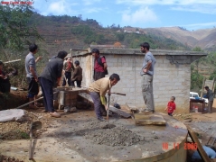 为使学生们用上干净的水，村里几个受资助孩子的家长正在帮忙给学校修水池的过滤池，他们分别是杨团艳、刘永娅、李秋月、李巧的父亲和两个老师。