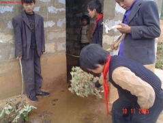 男孩子们在打扫厕所。以前孩子们的厕所在山上，厕无定所。这个厕所是法国人刚出钱修的。