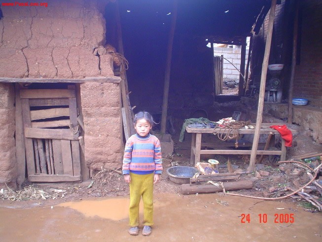 赵旋，汉族，7岁，一年级。家住麻乍乡长方村四组，距学校1公里，有1个弟弟，1个妹妹。年平均收入在1500元左右，属于多子女贫困家庭。