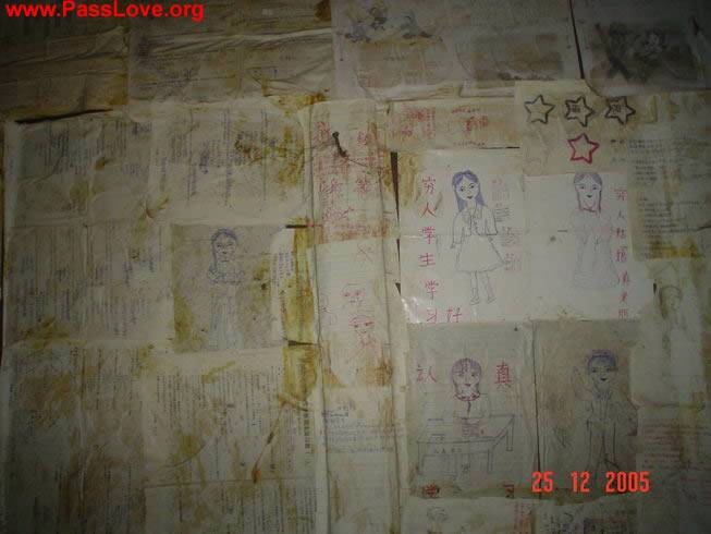 这是箐岩小学六年级学生杨彩团贴在家里墙上的画。满是油烟污浊的破墙上，这幅画不恰当地保留着它的清爽，尤其刺目的是杨彩团用红笔工工整整地写着“穷人学生学习好”