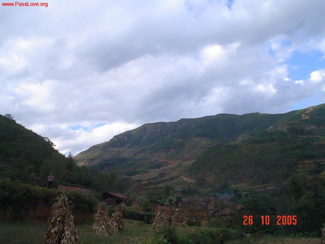 贵州威宁县麻乍乡红乐村是个大山深处的村庄，路从山口进来,一切货物皆由人背马驮。 